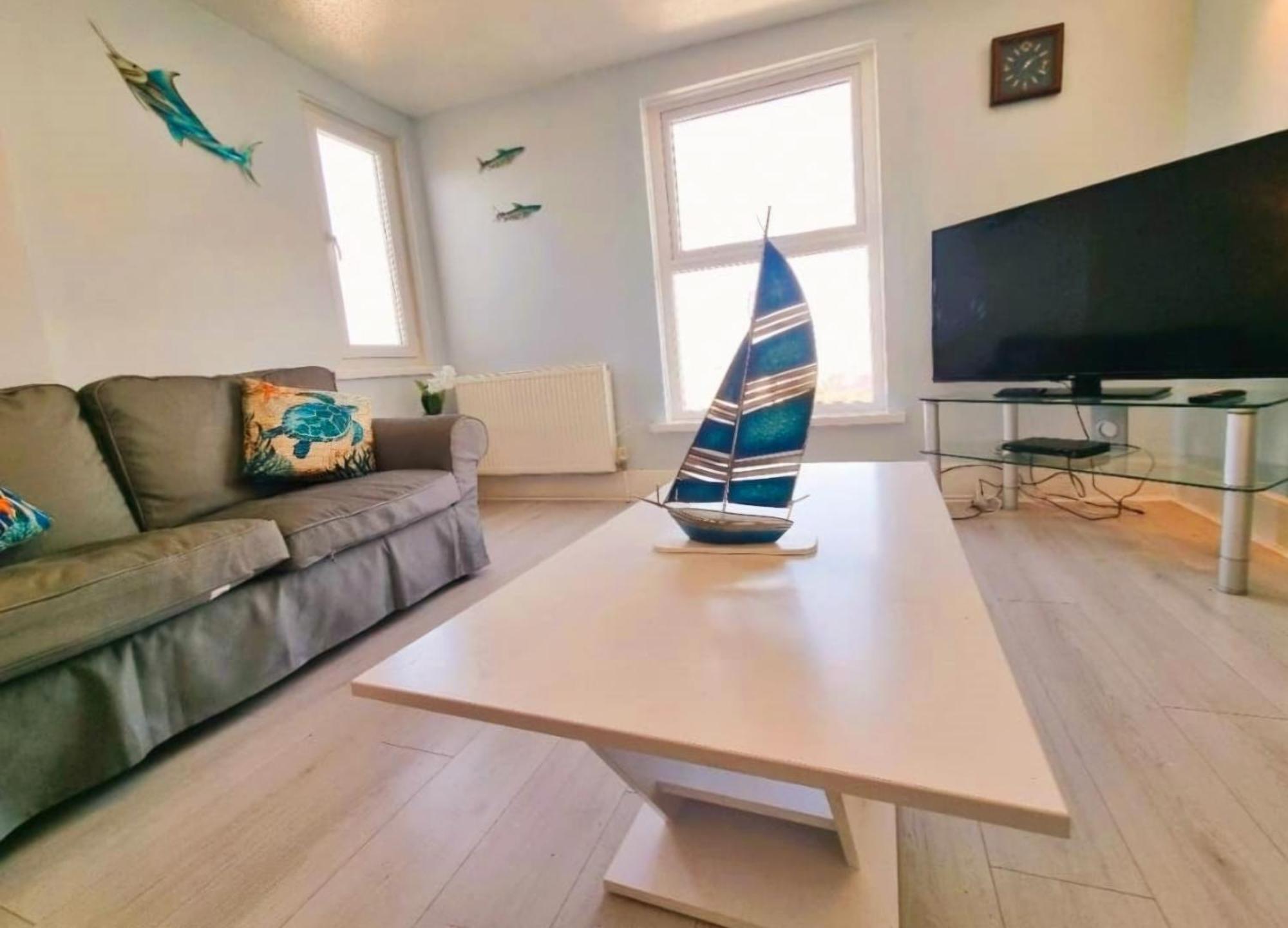 Sea Views, Big 2 Bed Flat Close To Beach & Harbour 일프러컴 외부 사진