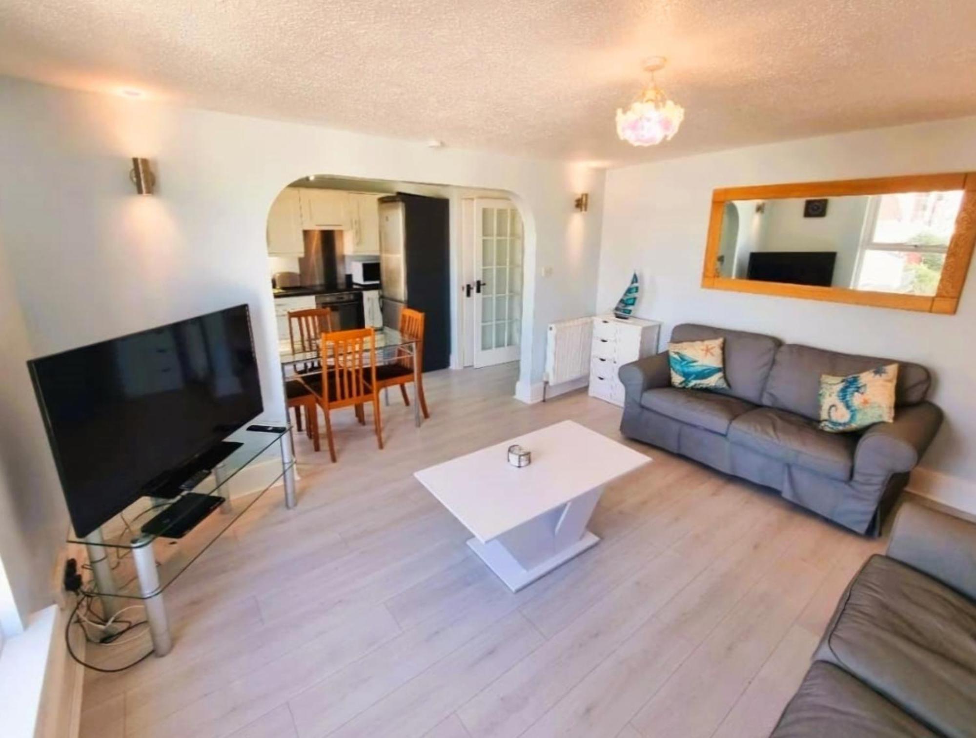 Sea Views, Big 2 Bed Flat Close To Beach & Harbour 일프러컴 외부 사진