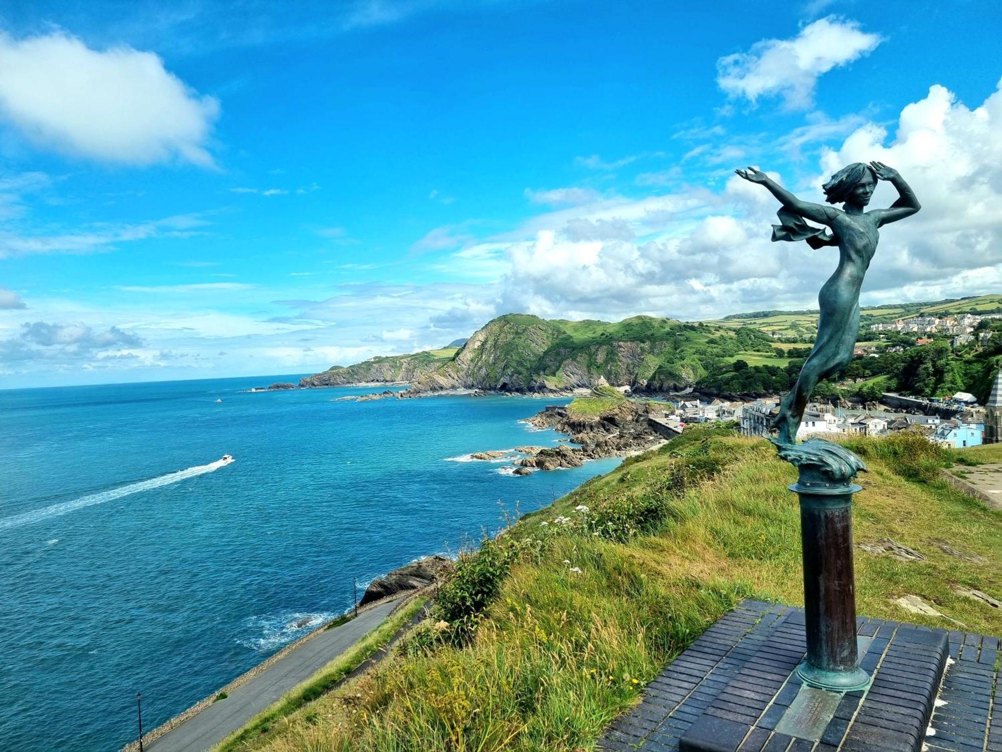 Sea Views, Big 2 Bed Flat Close To Beach & Harbour 일프러컴 외부 사진